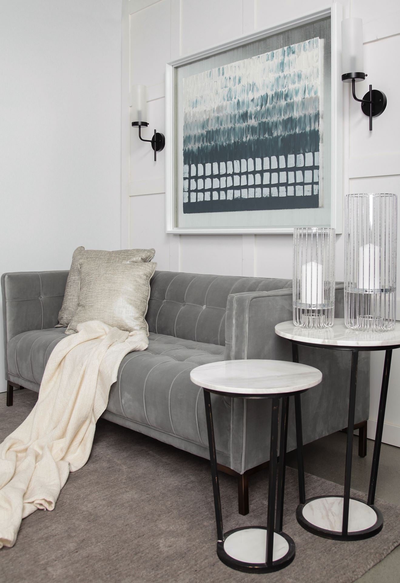 21" Black And White Marble Round End Table